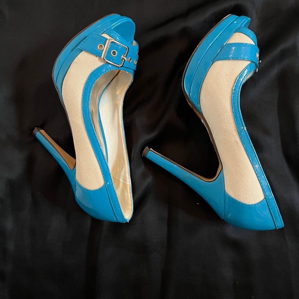 Stylish high heel, 3 1/2 in. Great condition.